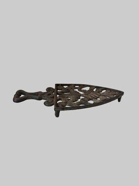 Vintage Wilton Cast Iron Cathedral Spade Plume Trivet 3-Footed Black Hot Plate